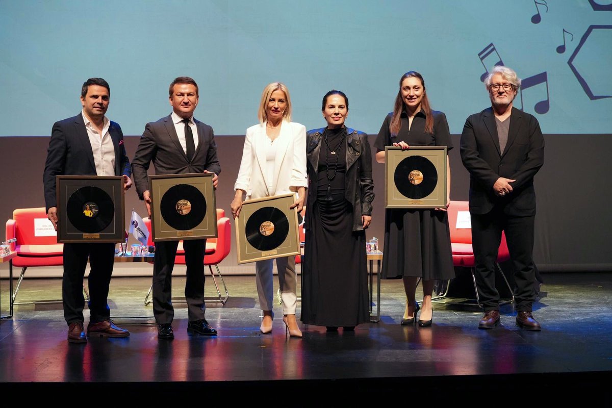 Sempozyumun <a href="/ozgursemiz/">Dr. Özgür Semiz</a> in moderatörlüğünde gerçekleşen “Toplu Hak Yönetiminin Güncel Ritmi ve Gelecek Perspektifi” başlıklı ilk oturumunda; müziğin dünden bugüne yolculuğu ve #telif hakları yönetiminin kat ettiği yol ile #teknoloji arasındaki etkileşim ele alındı. #müzik