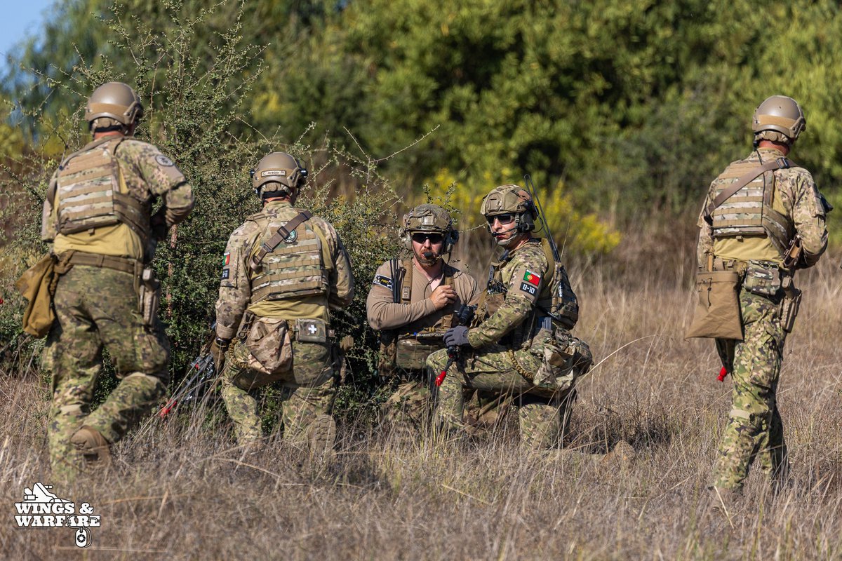 wingsandwarfare's tweet photo. Portuguese Paratroopers from the 1st Airborne Infantry Battalion executed a heli assault during #NATOTigerMeet2025.
Inserted by an Italian HH-101 Caesar, with Top Cover from a German Navy Super Lynx Mk88A.
Air coordination by Dutch TACP teams on the ground.
#HeliAssault #NATO https://t.co/Byk4pWuwo7