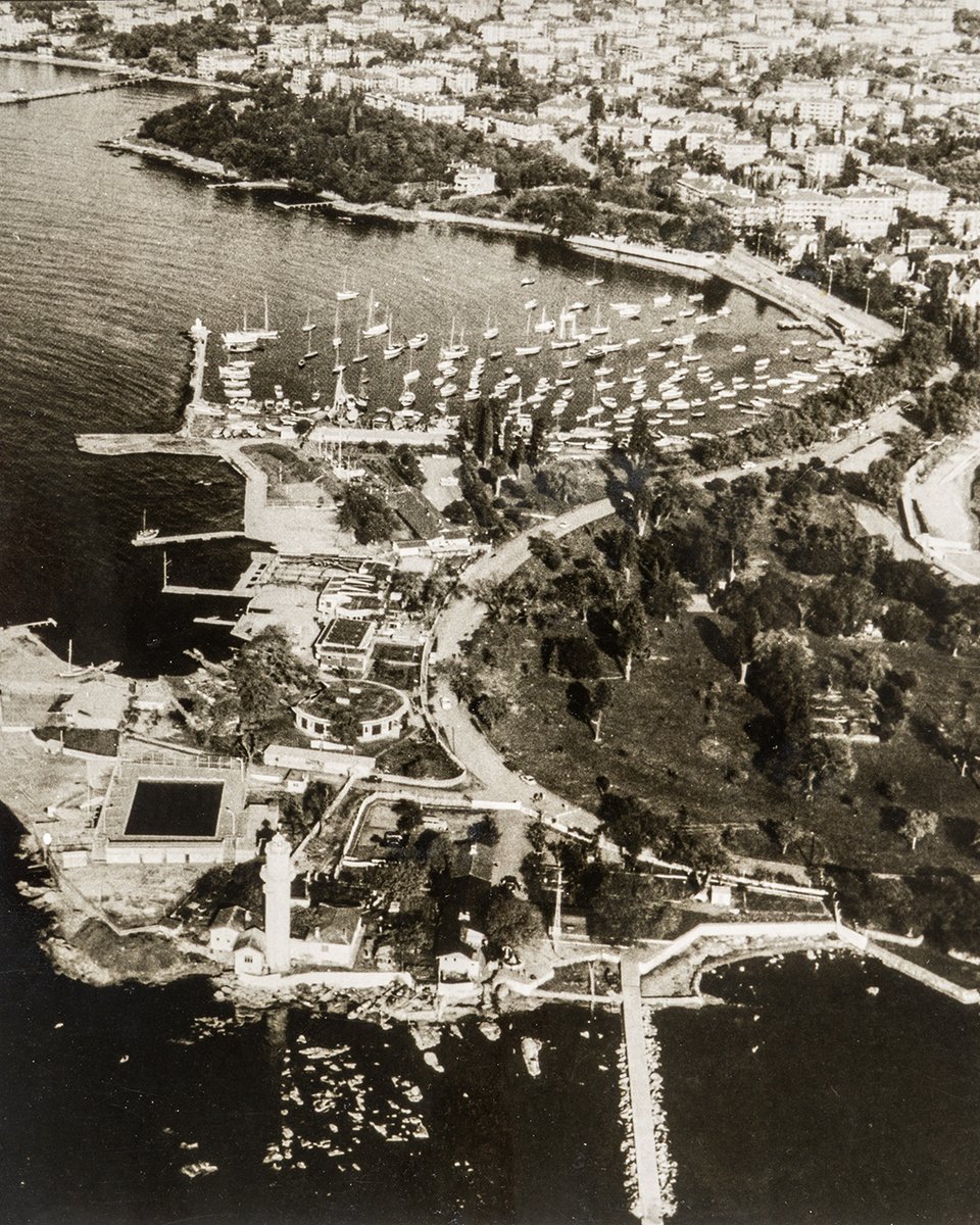 📸Fenerbahçe burnu ve Kalamış’ın havadan görünümü, 1982 öncesi. Suna ve İnan Kıraç Vakfı Müfid Ekdal Arşivi.