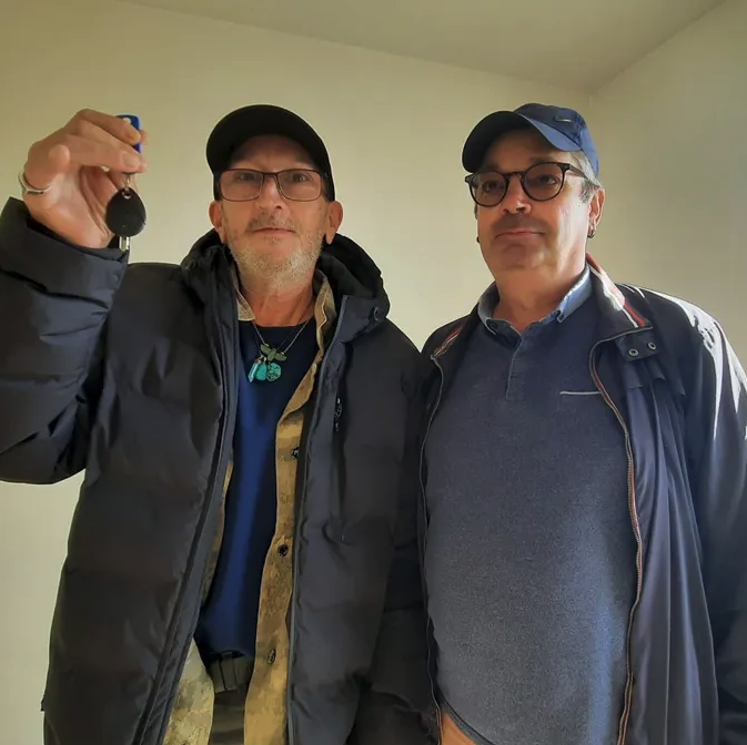 LMPositif's tweet image. 🇫🇷 Après un an à dormir dans sa voiture, Franck a retrouvé un logement ! Grâce à un reportage d’ICI Loire Océan, un couple lui a loué un studio pour 250 euros par mois. Désormais, les habitants du quartier se mobilisent pour lui fournir des meubles.💗 (ICI Loire Océan)

📸…