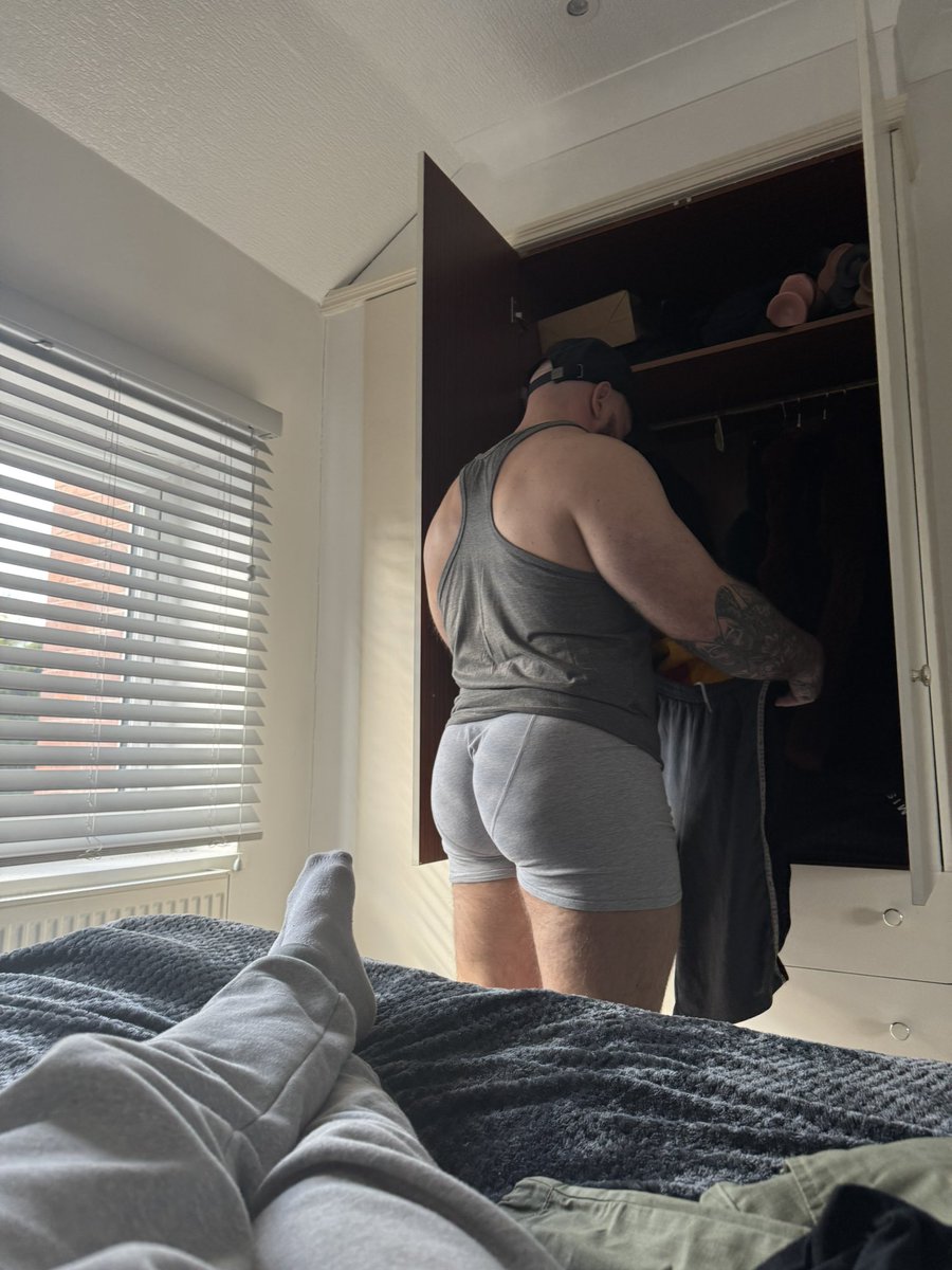 DaddyLewisB's tweet photo. Who wants to suck farts outta my ass? $$$ https://t.co/uv06kxYgda