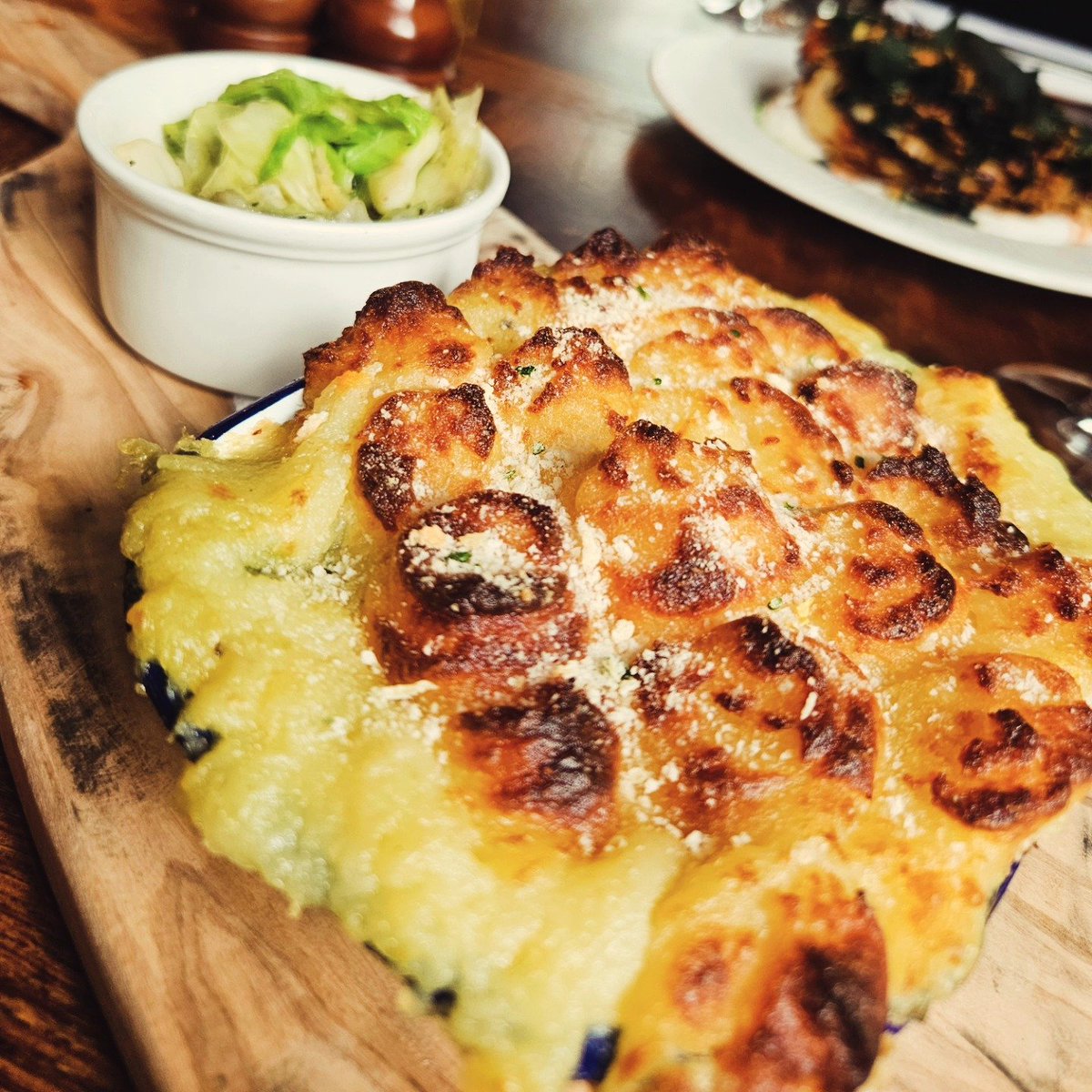 Fish pie with a crispy creamy mash topping 🐟
#hammersmithrestaurants #fulhamrestaurants #pie #idontwanttobeapieidontlikegravy #westlondonpubs #westlondonrestaurants #gastropubs #londongastropub #deliciousfood #winterfood #wintermenu