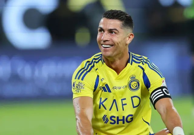 لاعب #النصر رونالدو يصبح أول لاعب كرة قدم يدخل نادي المليارديرات حيث بلغت ثروته 1.4 مليار دولار.

(مؤشر بلومبرغ للمليارديرات)

-