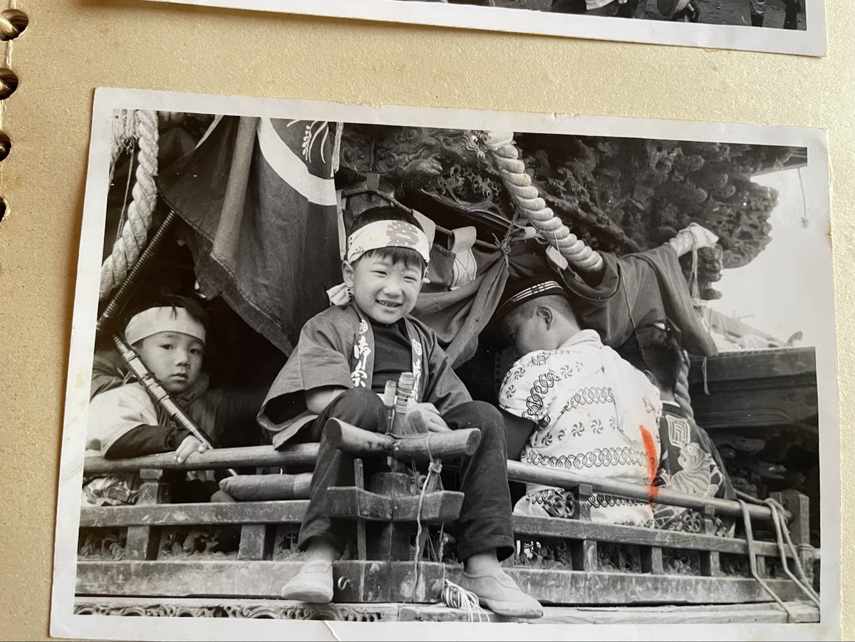 danjiri633's tweet photo. 〈かわいいやろ？〉

65年前くらい前の4,5歳くらいか？

名越の先代だんじりに乗ってま。

#名越   #だんじり　　#貝塚 https://t.co/4a1qnCJy4R
