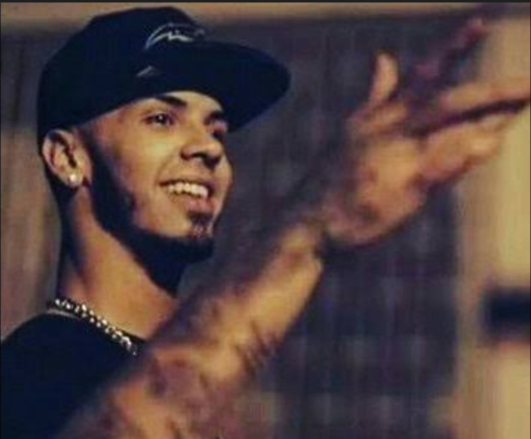 RubenLopezMate5's tweet photo. Las vibes de anuel 2016 son historicas https://t.co/QrvO3enKws