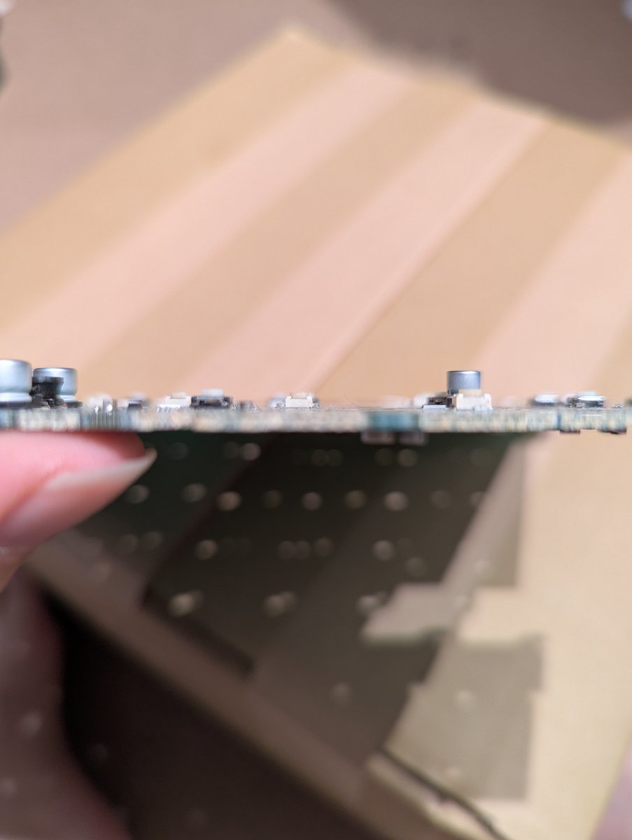 久しぶりにDDJ-XP1を使おうと思ったら一部のスイッチが陥没していて、直すために分解したら全部同じ部品だと思っていたタクトスイッチが実は場所によって違う事を初めて知った…
謎過ぎる