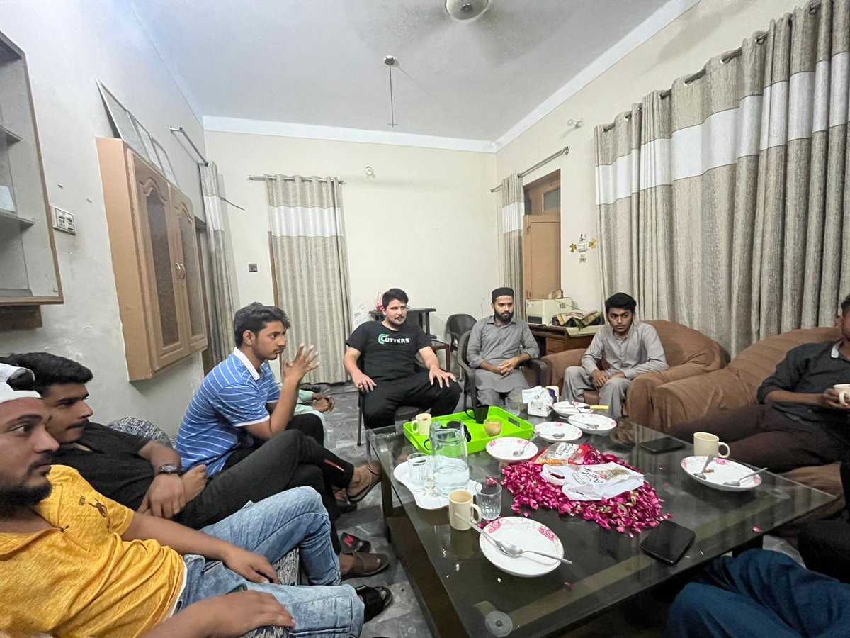 MSMofficialCP's tweet image. مصطفوی سٹوڈنٹس موومنٹ “ ضلع بی 31 واں یومِ تاسیس کیک کاٹا گیا اور آقا علیہ اسلام کی بارگاہ میں دُرود و سلام کا نذرانہ پیش کیا گیا۔تقریب میں ایم-ایس-ایم کے جُملہ وابستگان اور عہدیداران نے بھی شرکت کی
#31stfoundationdayofmsm 
#MSMForStudents 
#31YearsOfExcellence 
@MSMPakistan_