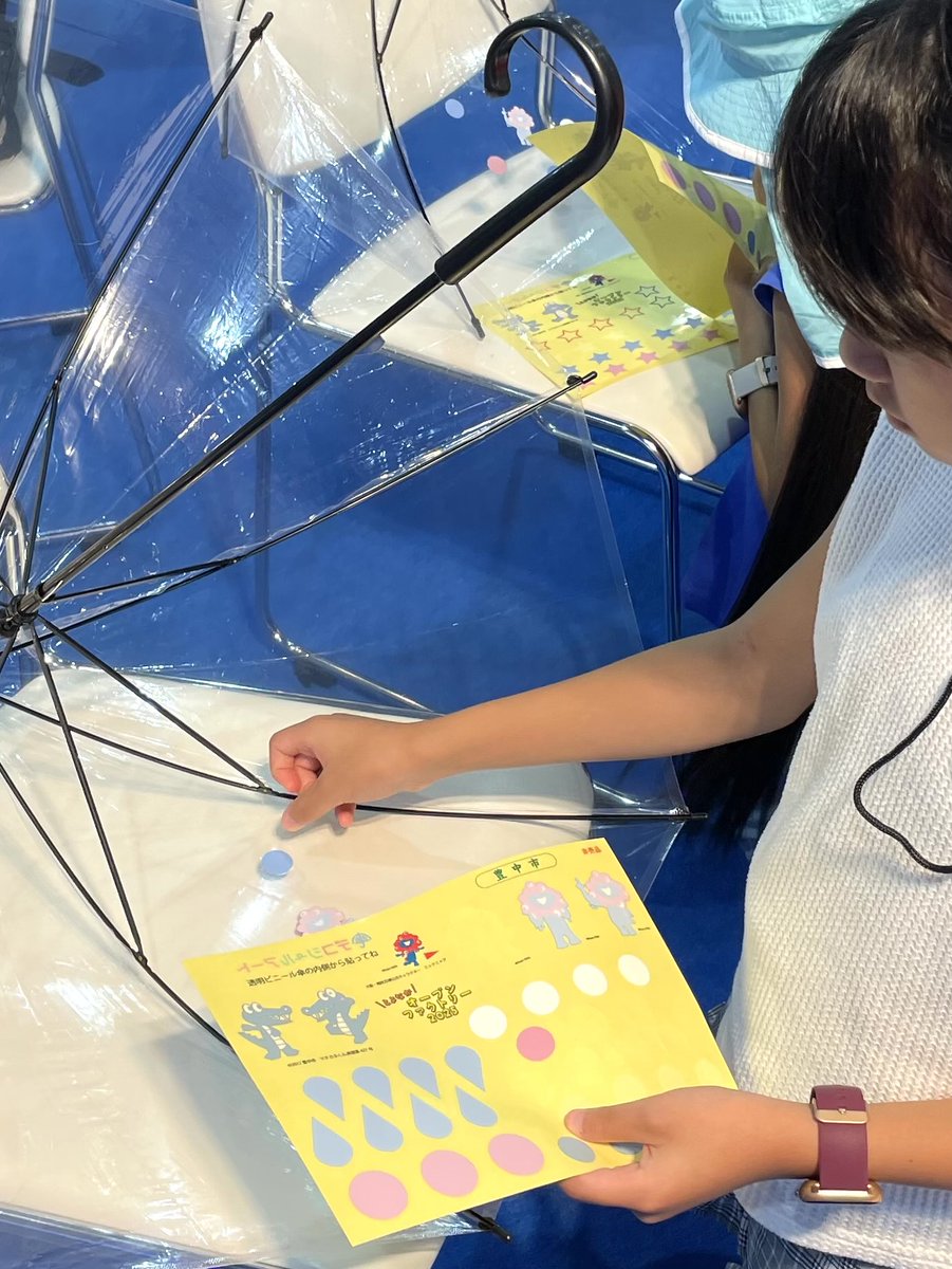 0ENC0MPANY's tweet photo. 昨日、オーエンカンパニーが企画した「傘デコシール」が万博デビューしました！特許庁主催の「明日を変える知財の力」のイベント内で、シール印刷の谷口シール様と共に、豊中市産業振興課様のお手伝いとしてオリジナル傘づくりのワークショップを行いました。ペーパーサミット2024でコラボ開発した商品に、ミャクミャクさんやマチカネくん（豊中市のキャラクター）が加わり、特別な万博バージョンに進化！子どもたちがシールを貼って、自分だけの傘デザインを楽しんでくれました。
#傘デコ #シールアート #万博 #ミャクミャク #マチカネくん #豊中市