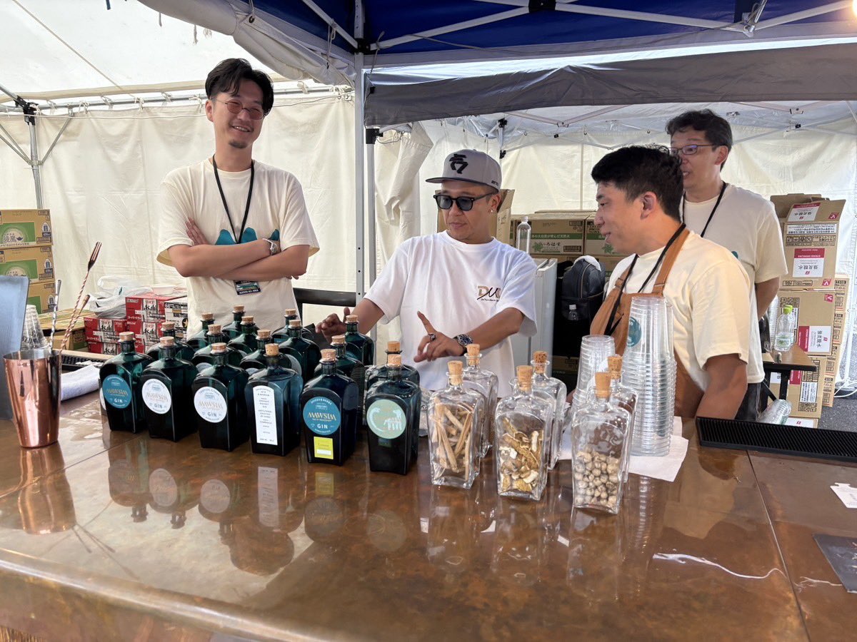 mawsim_gin's tweet image. 中津川WILDWOOD でのひととき①
Def Tech – Microさん
フェスでの最高のひととき。
MAWSIM GIN BAR ブースにお立ち寄りいただき、ありがとうございました!
フェスの特別な一杯を、Microさんとシェアできたことは忘れられない思い出です。
これからも応援します🌊✨
#DefTech #Micro #MAWSIM…