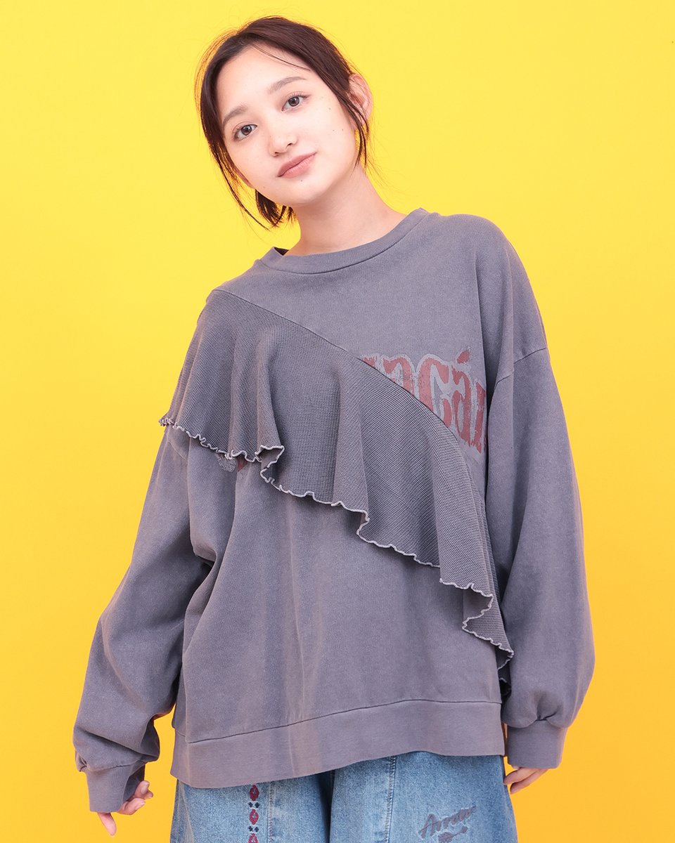 ロゴプリントにフリルを掛け合わせた、遊び心たっぷりのトップス。
程よくフェミニンさを添えつつ、ピグメント加工によるヴィンテージライクな風合いがこなれ感を演出してくれます◎

OWJBC933
Orale! ピグメントフリルプルオーバー
¥4,840 (税込)
titicaca-online.jp/ap/item/i/A0TT…