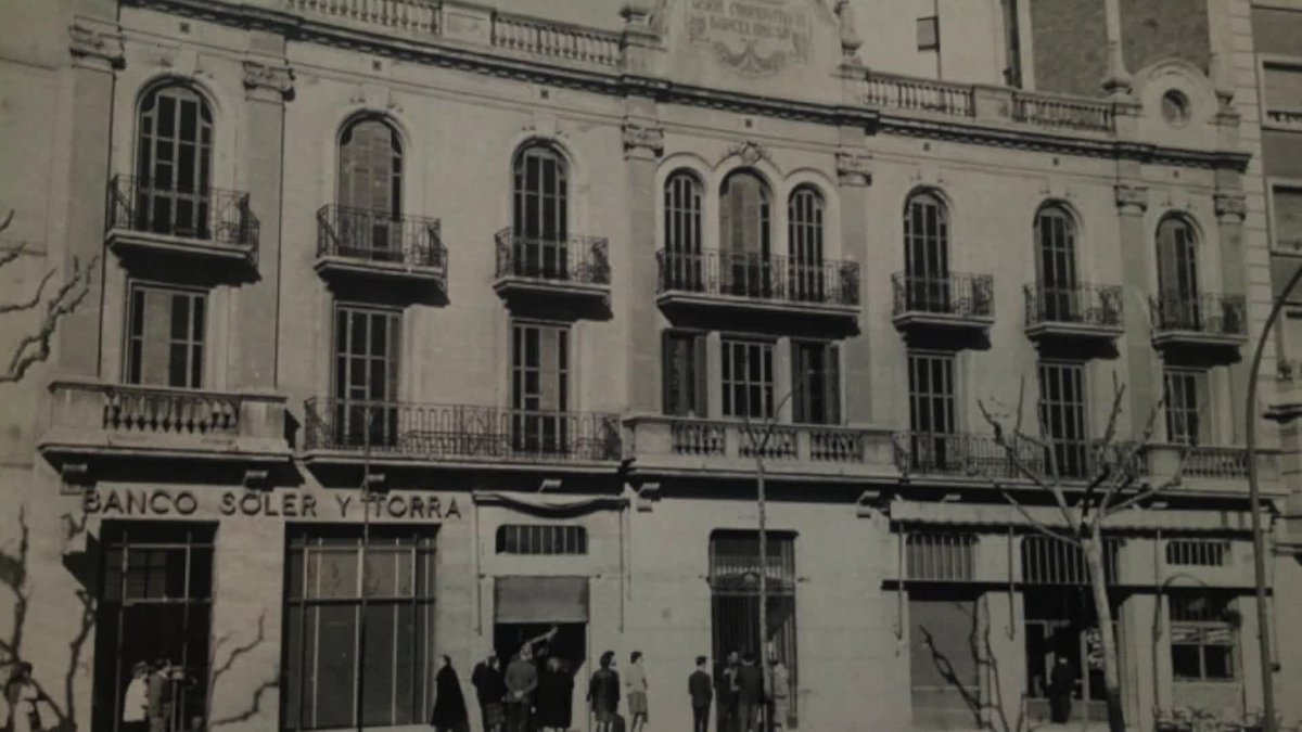 ivan_sants's tweet photo. Sota el franquisme, l'edifici de la Unió Cooperatista Barcelonesa, al carrer Urgell, una de les cooperatives de consum més grans de  Catalunya, passà a mans de l'església. Ara el cooperativisme i el barri la reclamen per a la gestió comunitària. #RutaCooperativa reivindicativa! https://t.co/aFVjdWOxAF
