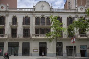ivan_sants's tweet photo. Sota el franquisme, l'edifici de la Unió Cooperatista Barcelonesa, al carrer Urgell, una de les cooperatives de consum més grans de  Catalunya, passà a mans de l'església. Ara el cooperativisme i el barri la reclamen per a la gestió comunitària. #RutaCooperativa reivindicativa! https://t.co/aFVjdWOxAF