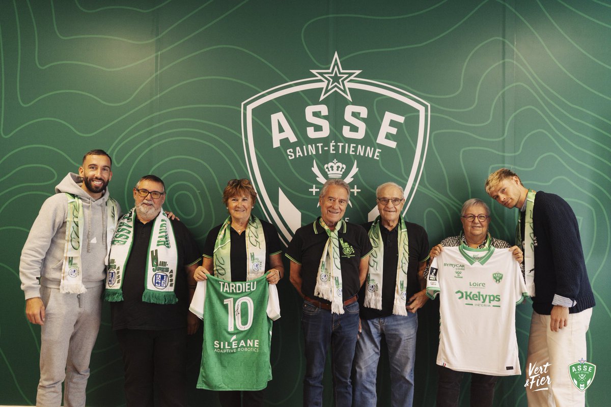 ASSECoeurVert's tweet image. 💚 Maxime Bernauer et Florian Tardieu deviennent les nouveaux parrains des Handi-Supporters de l’ASSE, affirmant l’engagement du club en faveur de l’inclusion et du partage 🫂