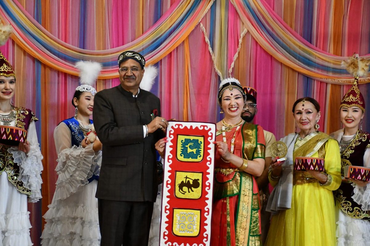 धर्मशाला। हिमाचल प्रदेश केंद्रीय विश्वविद्यालय के सेंटर फॉर कल्चरल टूरिज़्म की ओर से कज़ाखस्तान डांस कार्यक्रम का आयोजन किया गया। इस कार्यक्रम में बतौर मुख्य अतिथि केंद्रीय विश्वविद्यालय के कुलपति प्रो. सत प्रकाश बंसल जी ने शिरकत की। सेंटर फॉर कल्चरल टूरिज़्म के निदेशक प्रो.