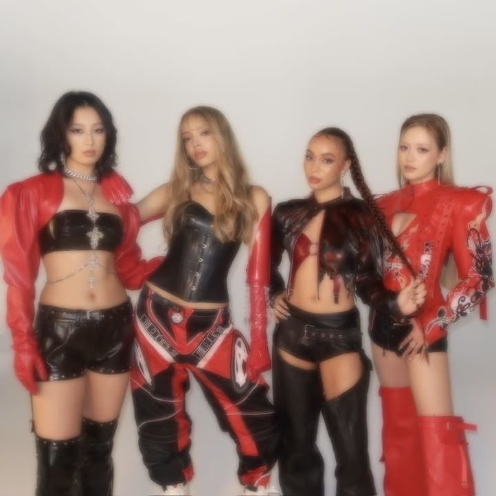 grlz4set's tweet photo. mamas had 4 sets of outfits, a changing room, some random ahh gate and a dream https://t.co/TSqzo0WAD9