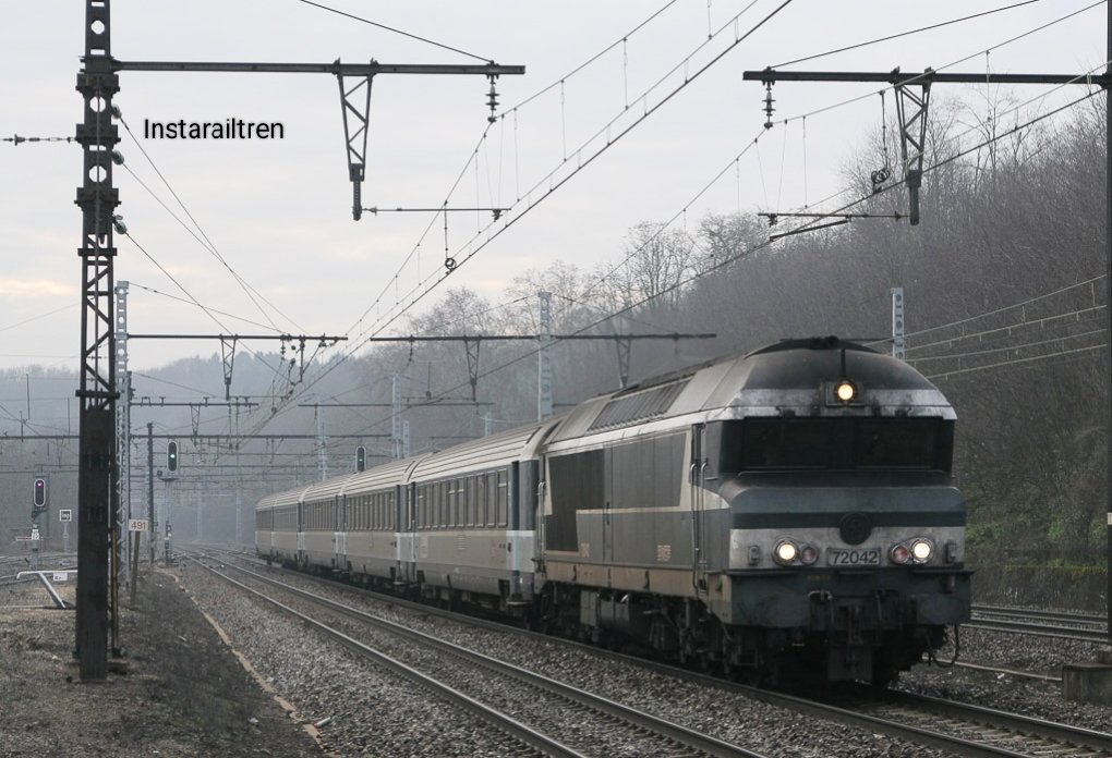 europa_tren's tweet photo. La Nez Casse diesel CC72042 librea original Blue Arzens con el Corail Intercité Lyon Perrache>Tours a su paso por St Germain au Mont d'Or, año 2007. Foto: Ezequiel Pérez Martínez #EuropaTren #instarailtren #Sncf #Corail #Intercite #RhoneAlpes #France🇫🇷 #FelizMiércoles https://t.co/QmDYL4qI7T