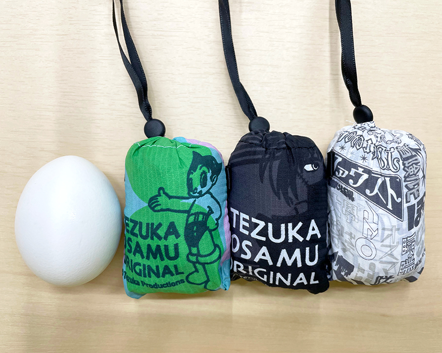 TEZUKA_goods's tweet photo. /／
📣新発売‼️ 
手塚治虫作品のNANOPLUS 3柄
軽量・コンパクト・丈夫が特徴のエコバッグ✨
\＼
重さはわずか約25ｇ、手の平にすっぽり収まるサイズ感ながらも容量は約19L・耐荷重は約30kg！
たたまなくても付属の袋にクシャ入れて収納できるため日常使いもしやすく簡単です😊
▼商品詳細▼
https://t.co/YS5ri5vtDN
＃鉄腕アトム　#ブラック・ジャック　＃手塚治虫