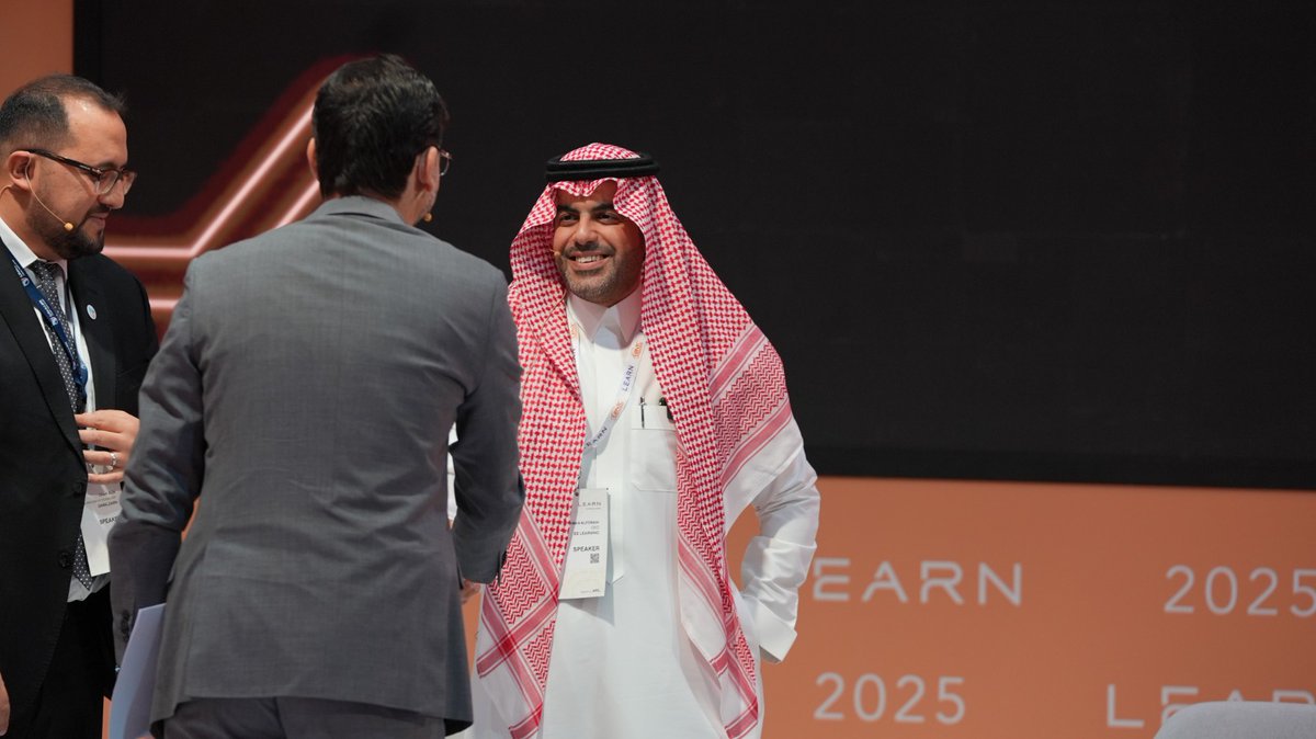 ESLearning's tweet image. لقطات من الجلسة الحوارية التي قدّمها الأستاذ عبدالرحمن الفريح، الرئيس التنفيذي لشركة ES Learning، ضمن فعاليات معرض @_LearnEvents بعنوان:
"التعلّم القائم على المهارات والشهادات: مستقبل تقييم القوى العاملة."
استعرض خلالها رؤية شاملة حول التحوّلات المستقبلية في منظومات التعليم…