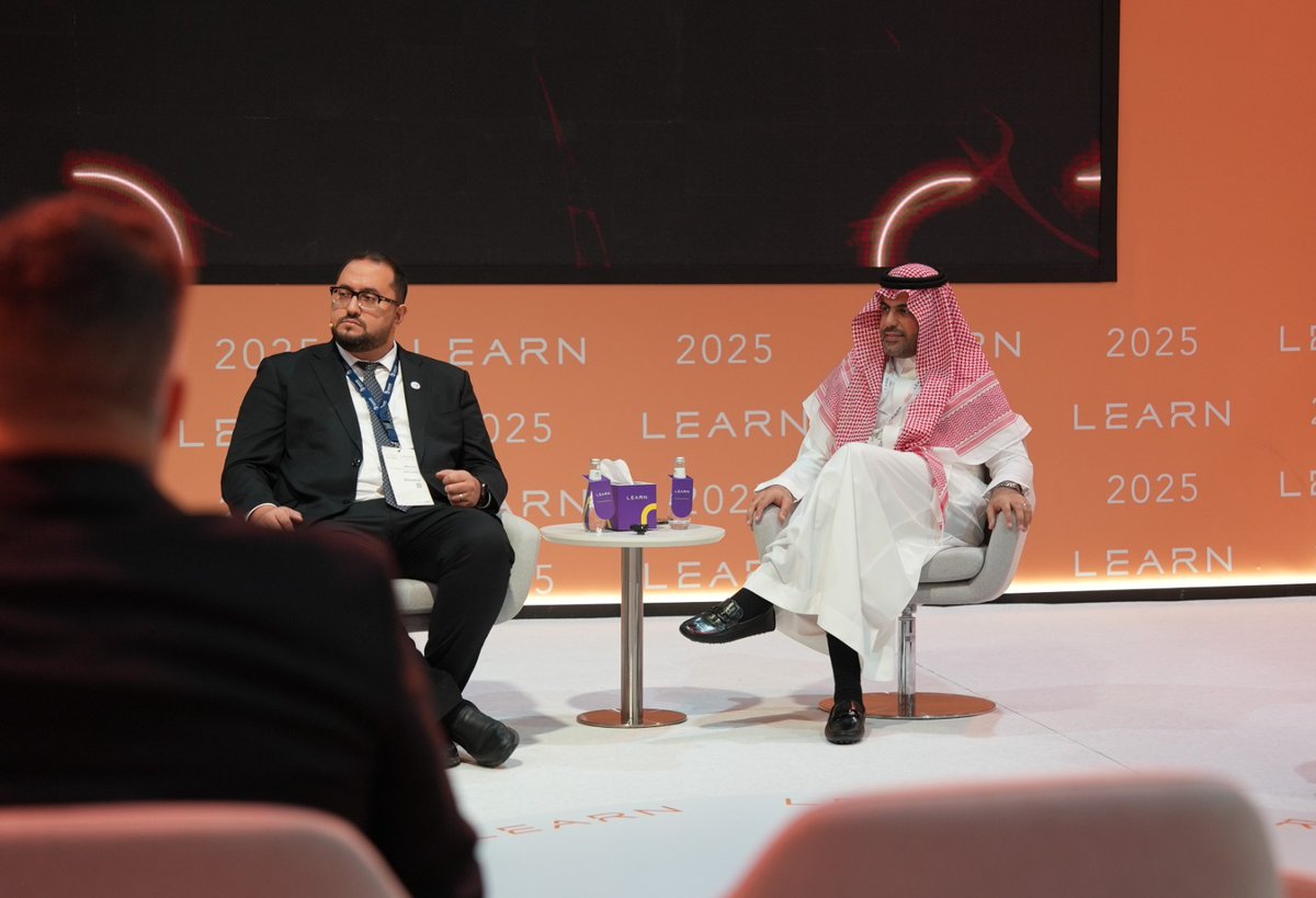 ESLearning's tweet image. لقطات من الجلسة الحوارية التي قدّمها الأستاذ عبدالرحمن الفريح، الرئيس التنفيذي لشركة ES Learning، ضمن فعاليات معرض @_LearnEvents بعنوان:
"التعلّم القائم على المهارات والشهادات: مستقبل تقييم القوى العاملة."
استعرض خلالها رؤية شاملة حول التحوّلات المستقبلية في منظومات التعليم…