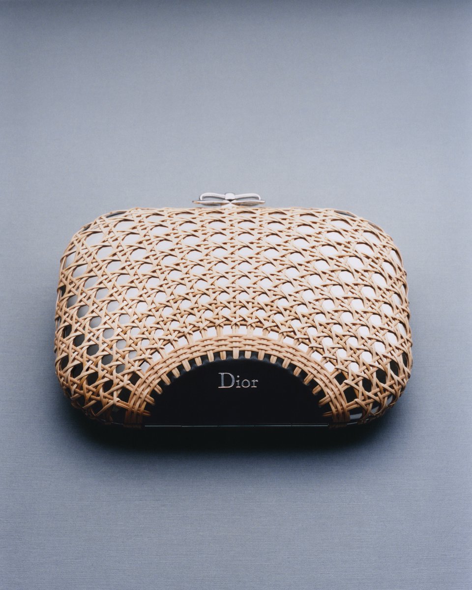 Dior's tweet image. From a limited-edition clutch covered in hand-woven Cannage to mules sprouting a satin rosettes, House codes become exceptional embellishments for Spring-Summer 2026 by Jonathan Anderson

on.dior.com/spring-summer-…

#DiorSS26