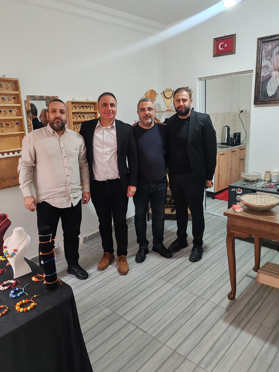 Gebze Gazeteciler Cemiyeti Başkanı Levent Altun Başkan yardımcısı Ahmet Oğuz ve Cemiyet yöneticisi Barış Dursun Atölyemize ziyarete geldiler. Ziyaretleri için çok teşekkür ediyorum ayaklarınıza sağlık
#gebze #kocaeli #camtakı #camsanatı #elyapımı #gazeticilercemiyeti