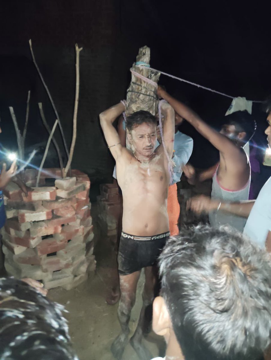 हरदोई में अनुज शुक्ला को चोरी के शक में पकड़कर मारा गया।  बस इतना कहिए कि शुक्ला जी जिंदा बच गए।
 रायबरेली की घटना के बाद यह दूसरी इसी तरह की घटना सामने आई है। लेकिन सोशल मीडिया पर सन्नाटा छाया हुआ है । लोग इस घटना की निंदा नहीं कर रहे , सवाल नहीं पूछ रहे ।

क्या केवल जाति देखकर