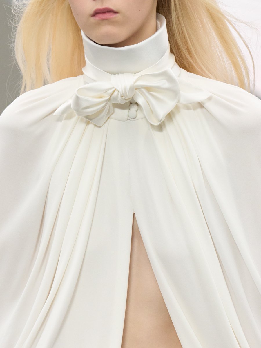 Dior's tweet image. Detachable bow neckpieces and Cannage reworked in scrunchy 3D textured leather attest to Jonathan Anderson’s innovative reimagining of Dior codes for Spring-Summer 2026

on.dior.com/spring-summer-…

#DiorSS26