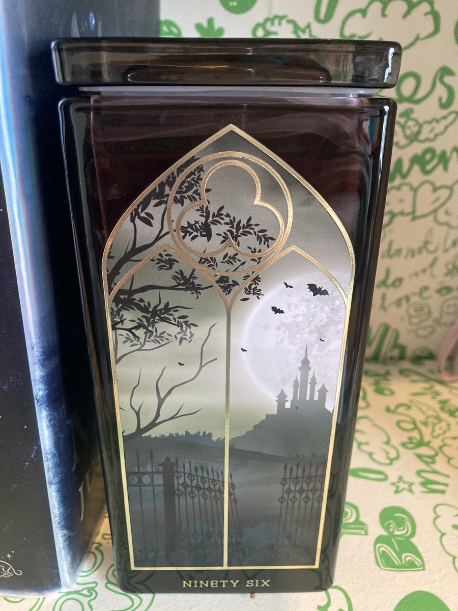 SnifferOfBooks_'s tweet image. I can’t be the only one that buys a candle based on it fits the mood of the shelf…it needs to be a legit shopping category  @TKMaxx_UK 📚 🖤 #booktwitter #readingcommunity