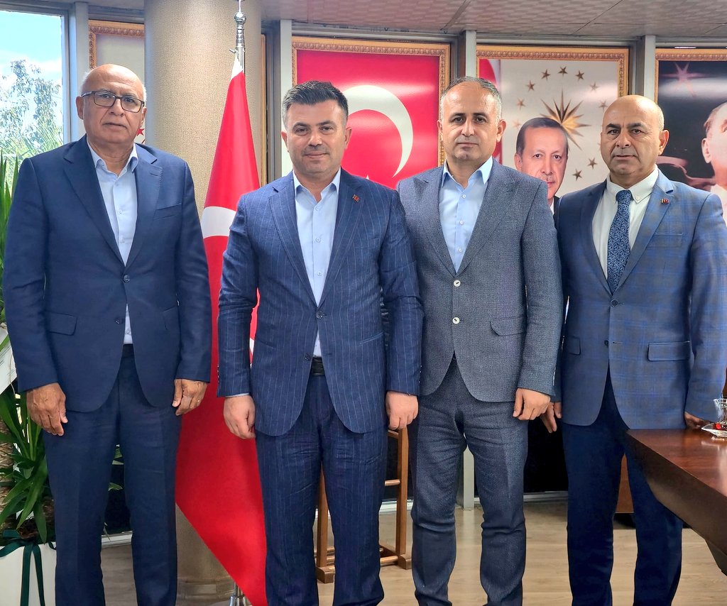 GSB_Sanliurfa's tweet photo. Kaykay Federasyonu Başkan Yardımcısı Sayın Seyfettin Şahan ve Kaykay Federasyonu Genel Sekreteri Sayın Mustafa Elduran İl Müdürümüz Sayın @yaziciisa ’yı makamında ziyaret etti.
Nazik ziyaretleri için teşekkür ederiz. https://t.co/eC9qzJBuOP