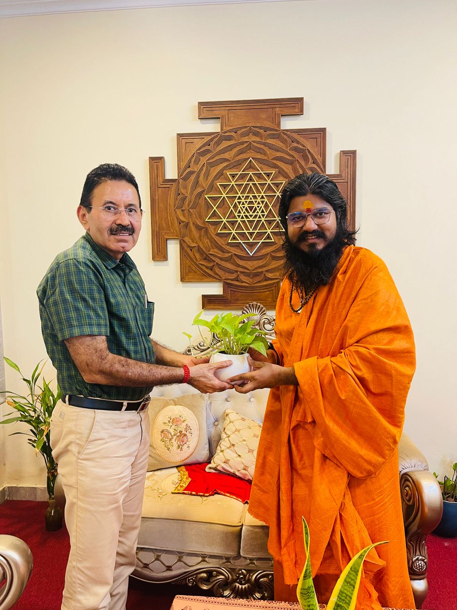 #Jaipur : पूर्व IAS मेघराज सिंह रतनू बने सच बेधड़क मीडिया ग्रुप के नए सीईओ - 

भारतीय प्रशासनिक सेवा (IAS) में रह चुके वरिष्ठ अधिकारी मेघराज सिंह रतनू ने आज आधिकारिक रूप से सच बेधड़क मीडिया ग्रुप के मुख्य कार्यकारी अधिकारी (CEO) पद का कार्यभार संभाल लिया है। सच बेधड़क मीडिया