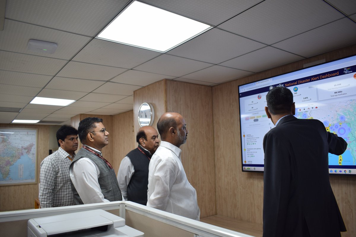 ndmaindia's tweet image. Hon’ble Minister of State for Home Affairs, Shri Bandi Sanjay Kumar @bandisanjay_bjp, visited @ndmaindia Control Room and reviewed its functioning. Col K. P. Singh, Advisor (Ops), briefed him on NDMA’s Early Warning systems and real-time disaster monitoring mechanisms. #NDMA