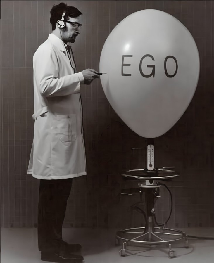 BlueWall_13's tweet image. &quot;Aşırı ego, bir insânın zayıflıklarını gizlemek için kullandığı bir kalkandır.

Güçlü insânların yüksek egosu olmaz...&quot;

| Prof. Dr. Ulvi Saran

#Psicología #psikolog #ego