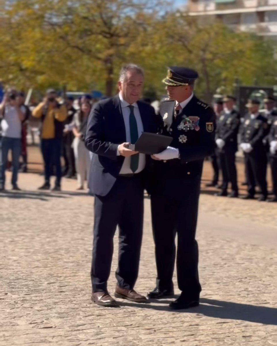 Agradecemos el reconocimiento que nos ha hecho la Jefatura Superior de <a href="/policia/">Policía Nacional</a> de Granada, un ejemplo de servicio público, que ayer recogió nuestro director gerente <a href="/jctorresrojo/">Juan Carlos Torres</a> durante la celebración de la festividad de los Santos Ángeles Custodios, patrones del citado cuerpo.