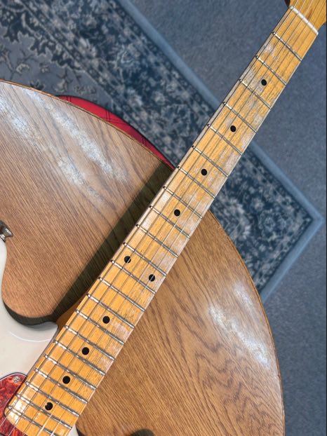 KonomiKazuki's tweet image. 【エイジド加工 大好き】
ヴィンテージの楽器は高くて買えないし、使い込んでこの雰囲気を出すには何十年もかかるしってことで僕はエイジド加工大好きマンです。
綺麗な楽器と違って本体に傷つけてしまった時の精神的ダメージが減る気がします。
 #Fender #fano  #エイジド加工 #ラッカー塗装