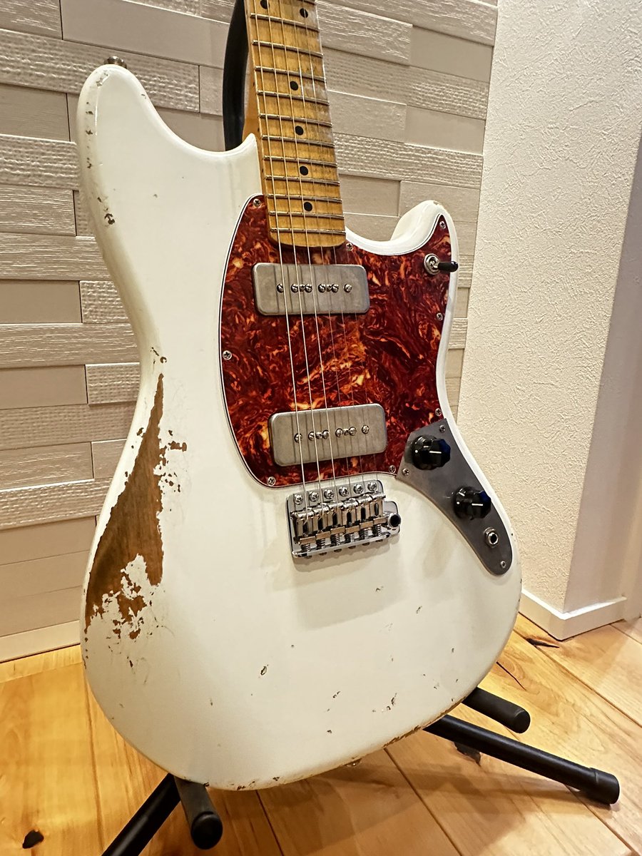 KonomiKazuki's tweet image. 【エイジド加工 大好き】
ヴィンテージの楽器は高くて買えないし、使い込んでこの雰囲気を出すには何十年もかかるしってことで僕はエイジド加工大好きマンです。
綺麗な楽器と違って本体に傷つけてしまった時の精神的ダメージが減る気がします。
 #Fender #fano  #エイジド加工 #ラッカー塗装