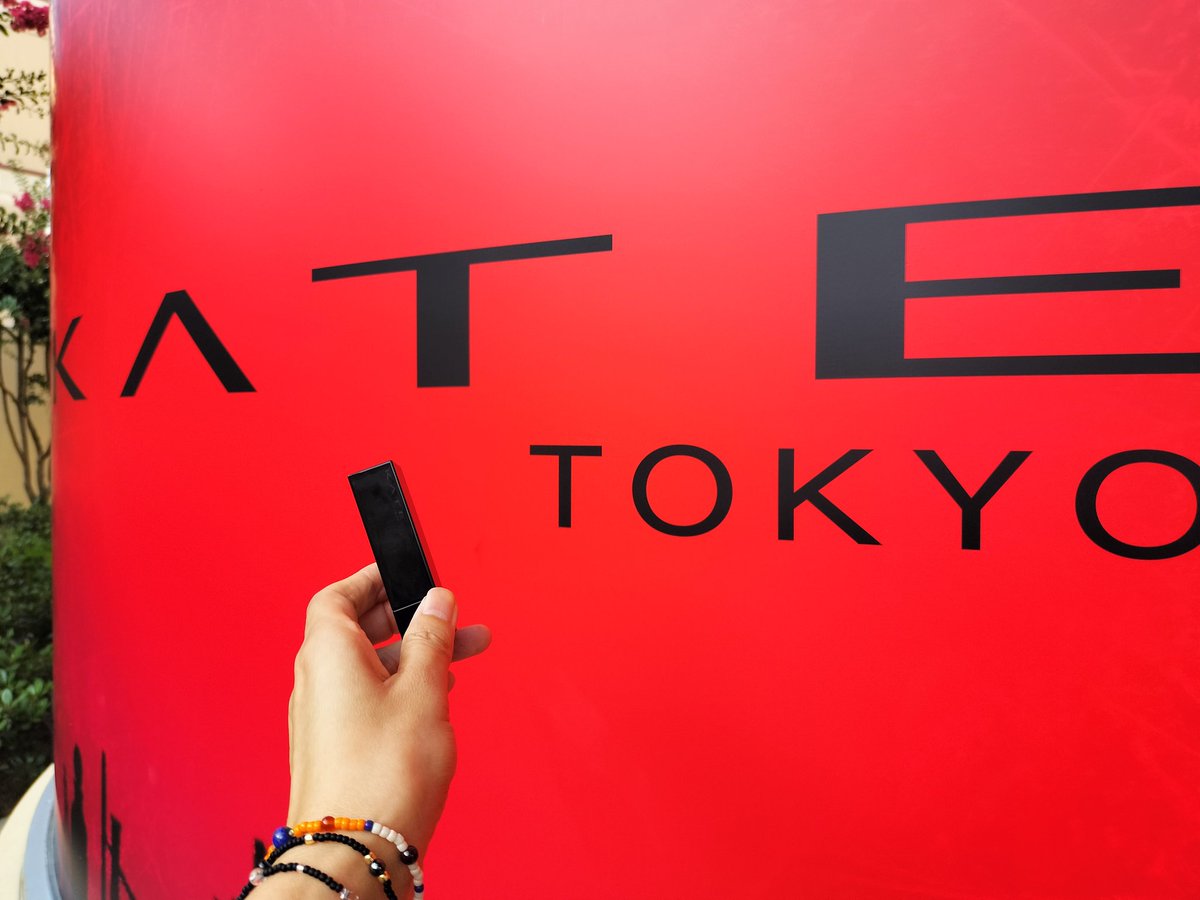 ubadhealing's tweet photo. KATEとユニバのコラボアトラクション!表情診断で、私には女王鉢メイクがおすすめだそう。この通りメイクもして、リップサンプルもらった✨整理券が必要で、先月は夕方入場では体験できなかったので、リベンジ。右下の写真は自分のリップモンスターリップ。ハロウィンに合わせて購入! #ケイトユニバ https://t.co/b2F7svBB7V