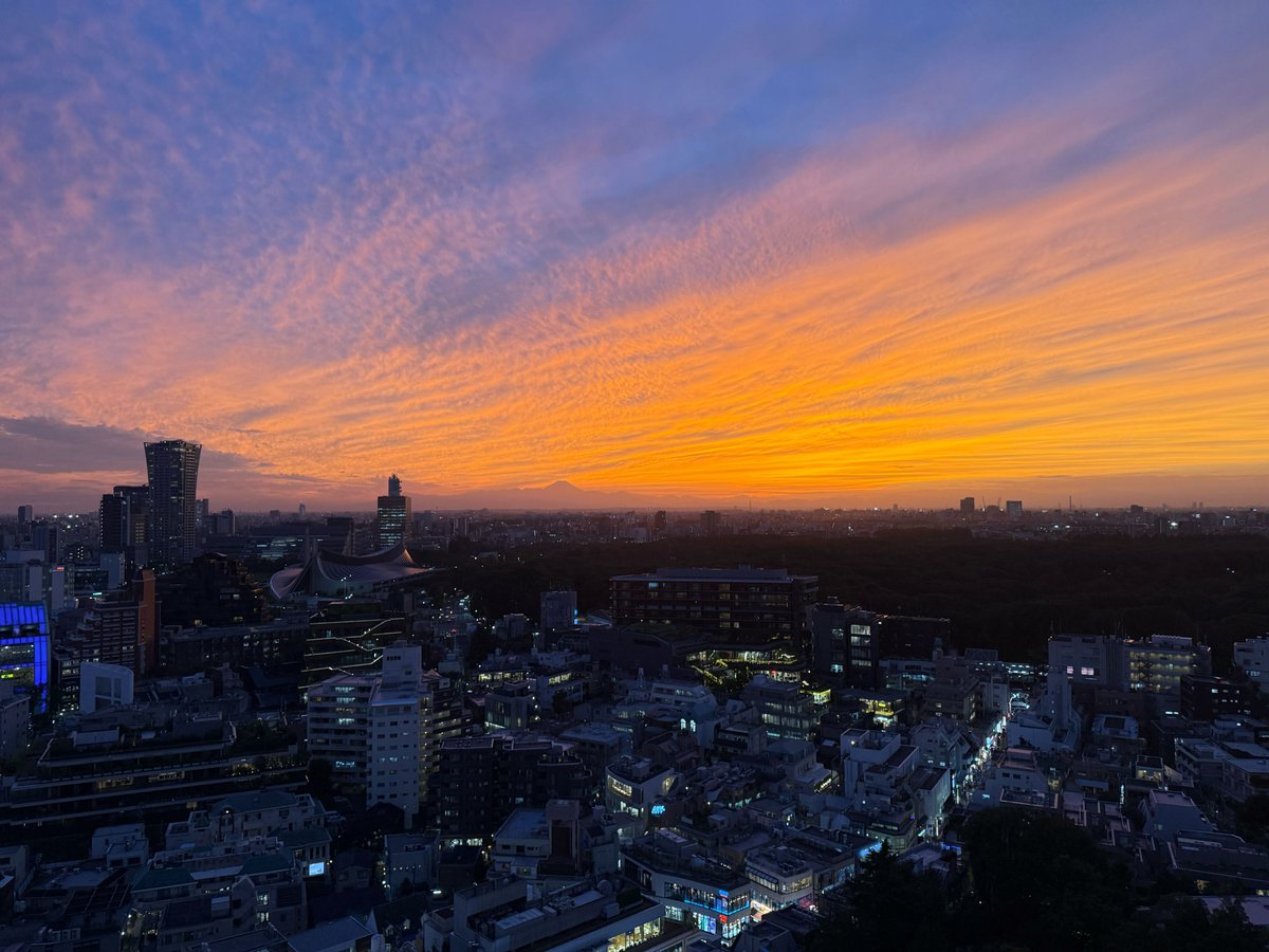 オフィスからの #夕焼け🌆が秋の気配
よ～く見ると、真ん中に富士山🗻も見えます
数分で日が落ちていく様子もなんだか情緒があって素敵です😊

#原宿 #竹下通り