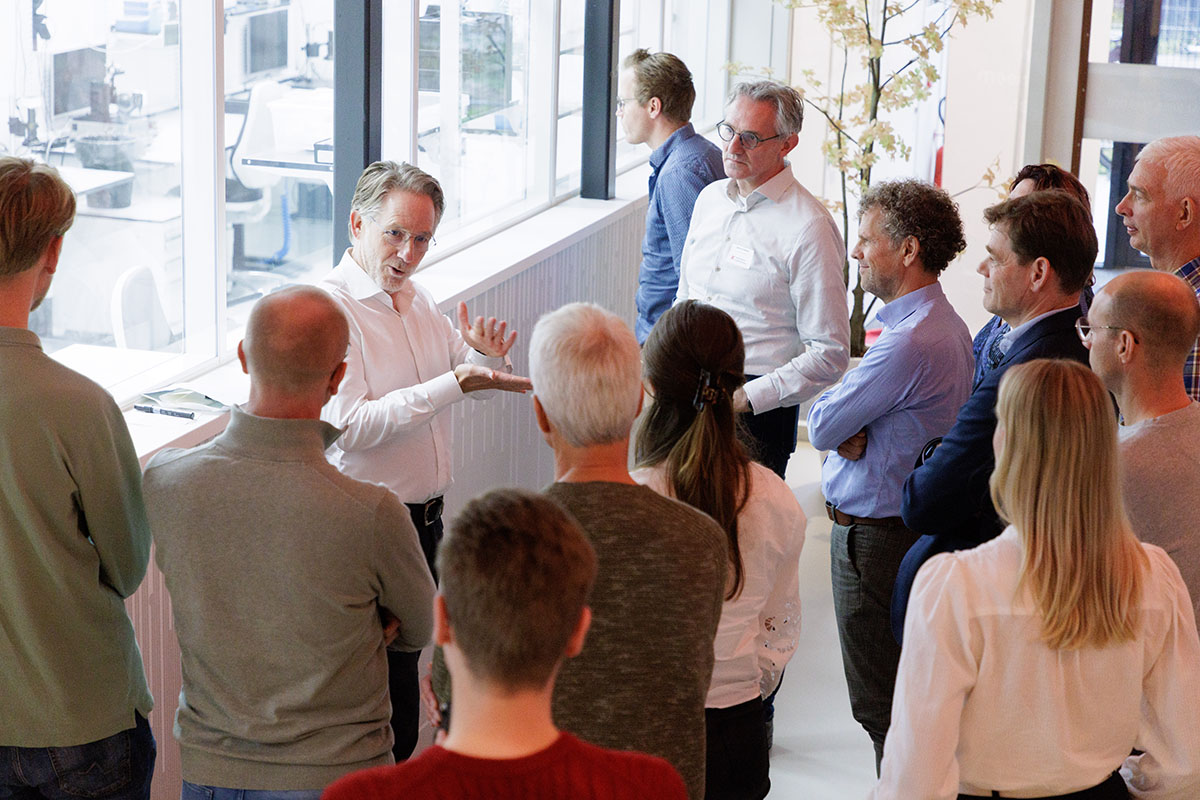 PHIX_Photonics's tweet image. Yesterday afternoon we welcomed our neighbors at @Kennispark #Twente to our facility, demonstrating how we are industrializing #photonics packaging to enable the groundbreaking technology of the future. 

Many thanks for your visit, Kennispark Ondernemers!

#companyvisit