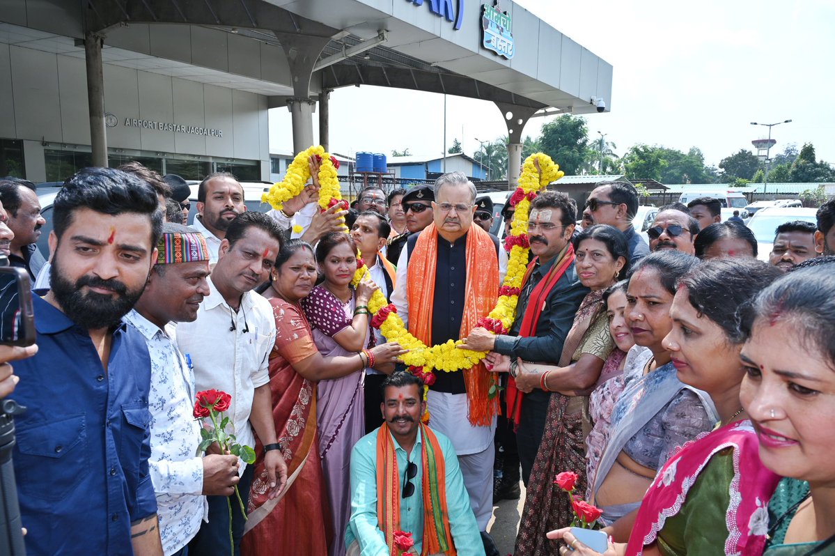 drramansingh's tweet image. जगदलपुर विमानतल पर आप सभी के स्वागत और सम्मान से अभिभूत हूँ। क्षेत्रवासियों का यह स्नेह और परस्पर प्रेम मुझे सदैव ही बस्तर की ओर आकर्षित करता रहा है।

इस प्रवास के दौरान स्वदेशी मेला कार्यक्रम और
IBC Conclave में आप सभी के बीच मौजूद रहूँगा।