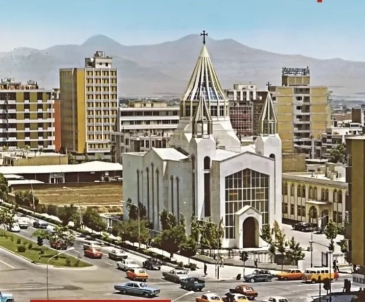 تهران : سال 1320

یک نفر پیش فلک ریش گِرو بگذارد،،
بلکه دست از سر آزردن ما بردارد،،، ،،!!!
#آرزو_وطن
