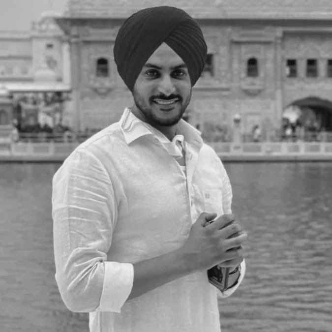 brarrmandeep's tweet photo. Peace ਨਾ ਤਾਂ ਰਾਜਵੀਰ ਦੇ ਪਰਿਵਾਰ ਨੂੰ ਮਿਲਣੀ ਹੈ ਅਤੇ ਨਾ ਹੀ ਖੁਦ ਰਾਜਵੀਰ ਨੂੰ, ਰੱਬ ਦਾ ਭਾਣਾ ਵੀ ਬੰਦਾ ਤਾਹੀਂ ਮੰਨੇ ਜੇਕਰ ਉਮਰ ਵੱਡੀ ਹੋਵੇ ਯਾਂ ਕੋਈ ਬਿਮਾਰੀ ਹੋਵੇ, ਸੜਕਾਂ ਤੇ ਪਸ਼ੂਆਂ ਦਾ ਕੀ ਕੰਮ ?? ਹਰ ਸਾਲ ਕਿੰਨੇ ਲੋਕਾਂ ਦੇ ਘਰ ਬਰਬਾਦ ਹੁੰਦੇ ਹਨ ਇਹਨਾਂ ਆਵਾਰਾ ਪਸ਼ੂਆਂ ਕਰਕੇ??? ਕੀ ਸਾਡੇ ਚੁਣੇ ਹੋਏ ਨੁਮਾਇੰਦੇ ਜਿੰਮੇਵਾਰ ਨਹੀਂ ਹਨ  ਸਾਡੀ ਸੁਰੱਖਿਆ ਲਈ?? ਭਾਰਤ ਨੂੰ ਵਿਸ਼ਵਸ਼ਕਤੀ ਬਣਾਉਣ ਦੇ ਦਾਅਵੇ ਕਰਨ ਵਾਲੇ ਕੀ ਜਵਾਬ ਦੇਣਗੇ ਰਾਜਵੀਰ ਦੀ ਮਾਂ ਨੂੰ,ਉਸਦੀ ਪਤਨੀ ਨੂੰ,ਉਸਦੇ ਜਵਾਕਾਂ ਨੂੰ ???