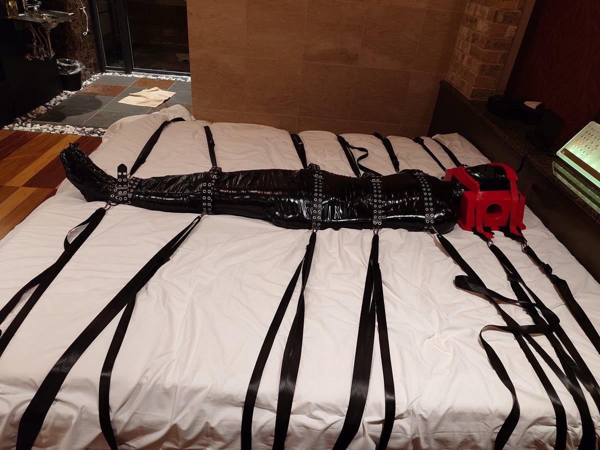 今回のお相手の方は拘束にこだわりのある方で完全拘束を望まれたので、四肢、胴体を個別に包帯とビニテで巻いてからのマミーで、ベッドにベルトで拘束しました。