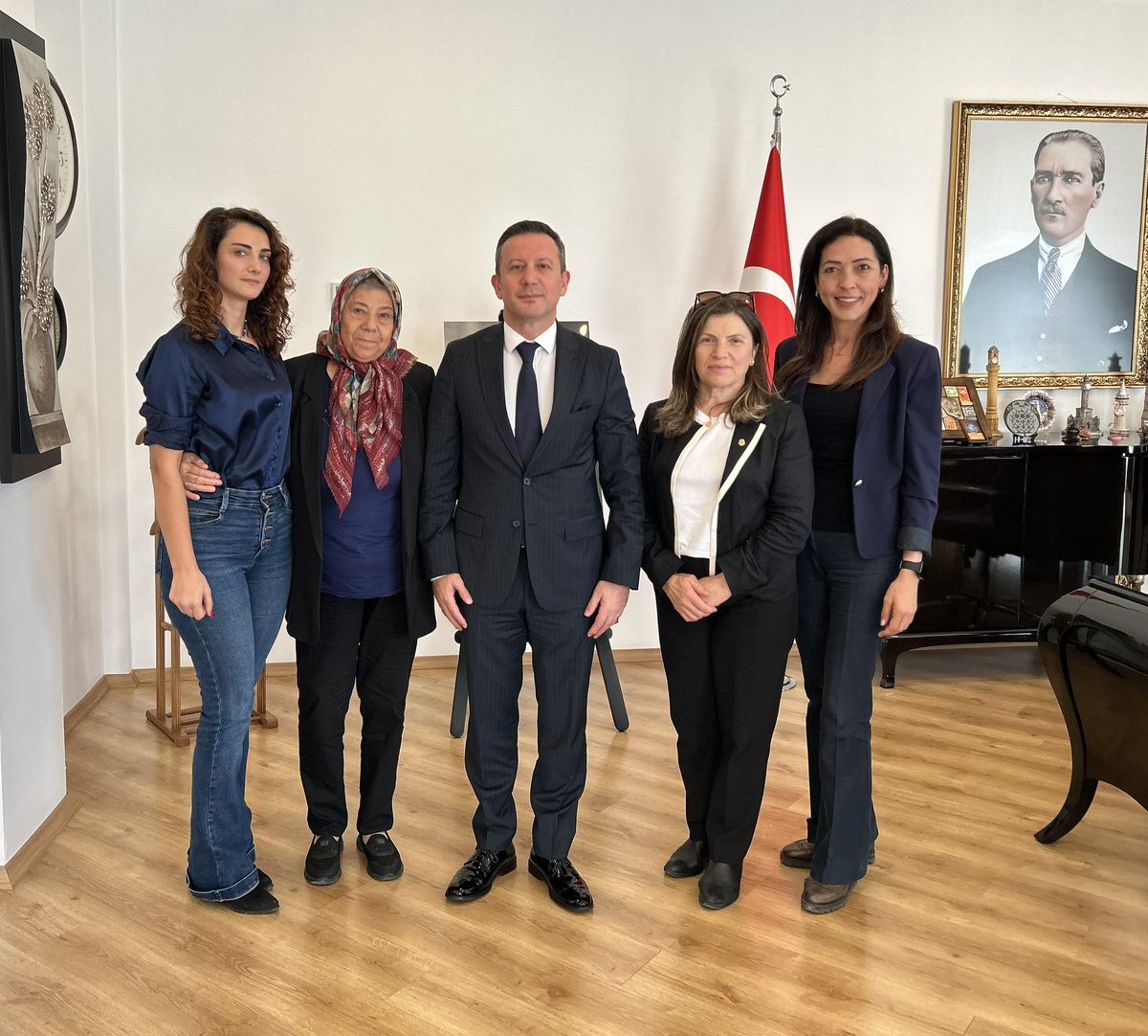 İzmir Şehit Polis Aileleri Yardımlaşma ve Dayanışma Derneği Başkanı Yüksel Çelik ve Yönetimi, Kaymakamımız Sayın Fatih Görmüş’ü ziyaret etmişlerdir.

Nazik ziyaretleri için kendilerine teşekkür ederiz.