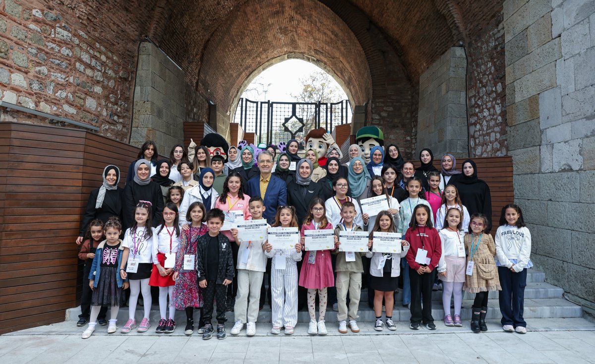 hercocugaegitim's tweet photo. HERÇEV 4. Ulusal Aile Temalı Resim Yarışmamız yalnızca sonuç odaklı değil; öğrenme, keşif ve gelişim odaklı bir yaklaşım sunarak Türkiye’de çocuk sanatçılar için örnek bir model oluşturmayı hedefliyor. 🌿
++ https://t.co/zi6RiVis10