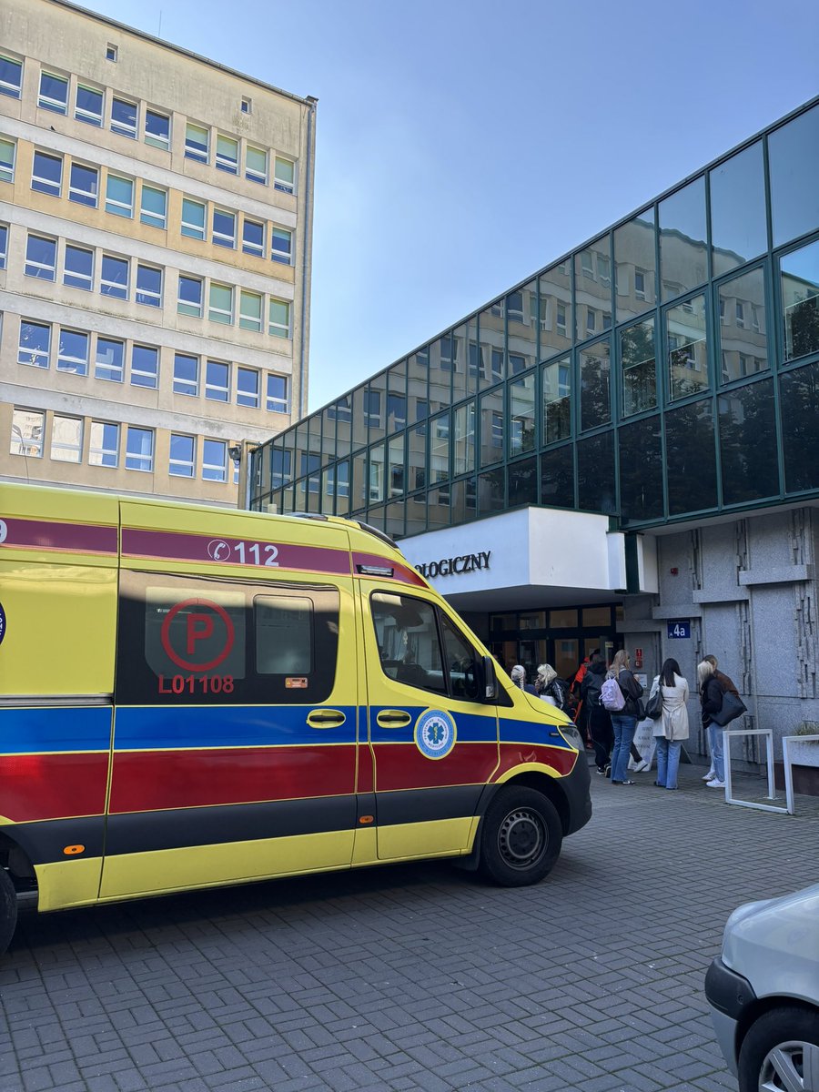 RE4RVIEWZ's tweet photo. przyjechali po mnie bo się zabiłam na uczelni https://t.co/20qz3RhYiG
