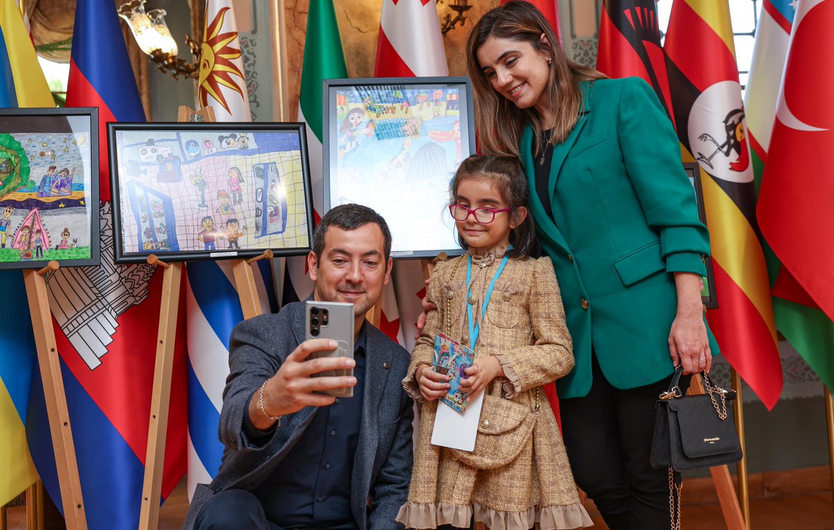hercocugaegitim's tweet photo. HERÇEV 4. Ulusal Aile Temalı Resim Yarışmamız yalnızca sonuç odaklı değil; öğrenme, keşif ve gelişim odaklı bir yaklaşım sunarak Türkiye’de çocuk sanatçılar için örnek bir model oluşturmayı hedefliyor. 🌿
++ https://t.co/zi6RiVis10