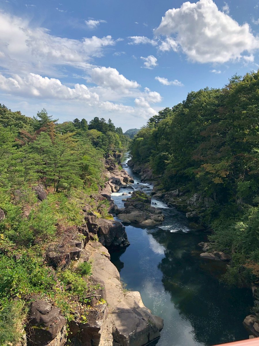 【奥州平泉】
夏からまとまった休みも取れず、ようやく議会が一段落。
小学校時代からの幼馴染と、岩手・平泉へ行ってきました！

中尊寺の金色堂といえば「権力や富の象徴」と思われがちですが、
実は東北の戦乱を経て、藤原清衡が「戦のない理想郷＝浄土」を地上に築こうと願って建てたもの。