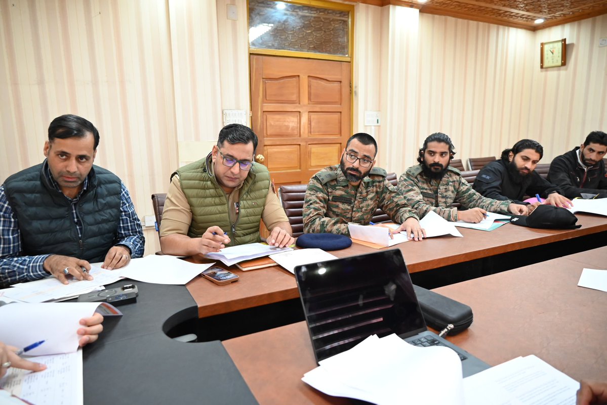 DCBaramulla's tweet image. DC Baramulla, @mingasherpa, chaired a DLSCC meeting to review 31 SRO-43 cases of militancy-affected families.
10 approved, 11 sent for reverification, 10 rejected.
He stressed speedy & transparent disposal of such cases.
@OfficeOfLGJandK
@diprjk
@ddnewsSrinagar
@airnewsalerts