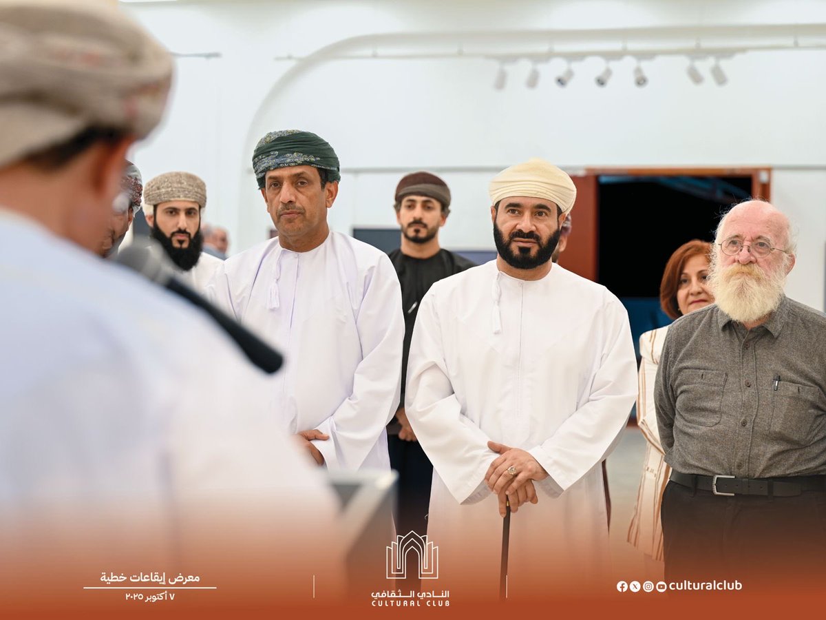 culturaloman's tweet image. معرض “إيقاعات خطية” للفنان والخطاط السوري منير الشعراني، أحد أبرز الأسماء العربية التي قدّمت رؤية معاصرة للخط العربي تجمع بين الجماليات الكلاسيكية وروح الحداثة.

يستعرض المعرض مجموعة من الأعمال التي تعكس تجربة الشعراني الطويلة في توظيف الحرف العربي كعنصر بصري وفكري