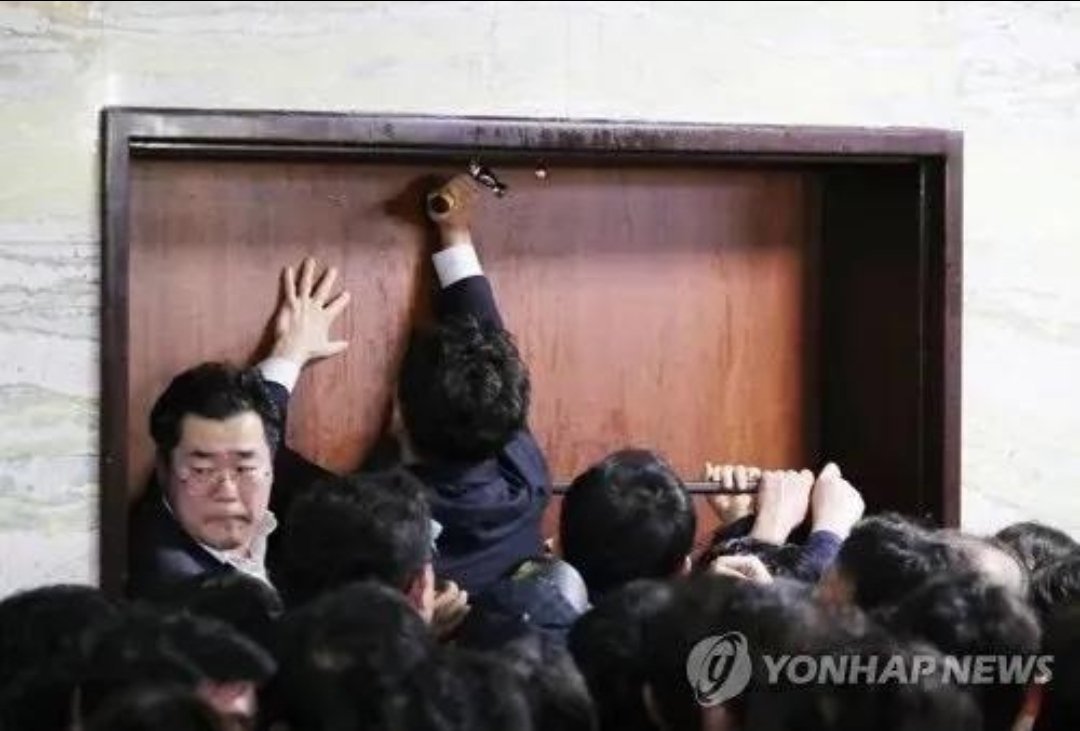 김병주가 할 줄 아는 것
1. 이재명 헐도록 빨기
2. 가짜뉴스 퍼뜨리기 
이런 새끼가 육군 대장에 국회의원 두번까지 지냈다는 것에서 한국사회가 얼마나 망가져 있는지 알 수 있음.